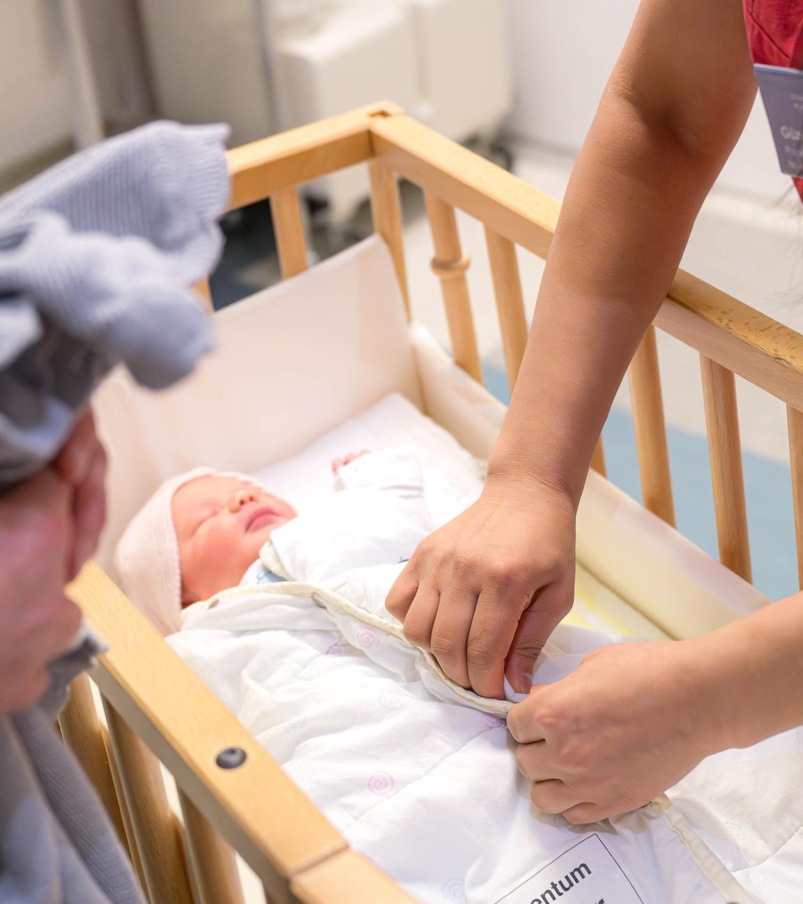 Bremen: Hebamme versorgen einen Säugling im Kreißsaal.