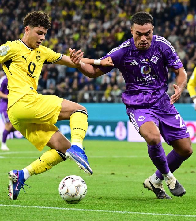 Samuele Inacio (Dortmund) umspielt Lionel von Zitzewitz