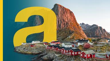 Fischerdorf Hamnoy in den Lofoten bei Morgendämmerung mit Berg-Meer-Landschaft.