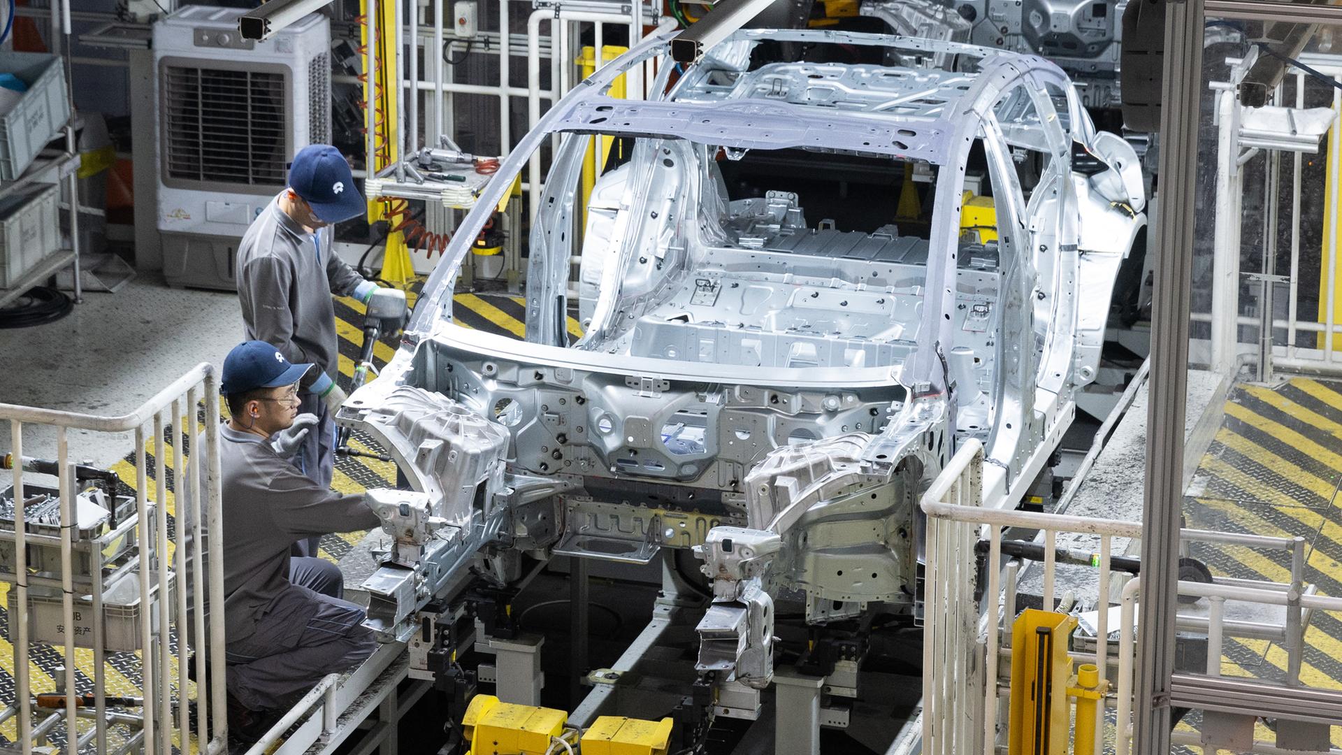 Arbeiter arbeiten an E-Autos am Fließband in der Fabrik des chinesischen Autoherstellers Nio.