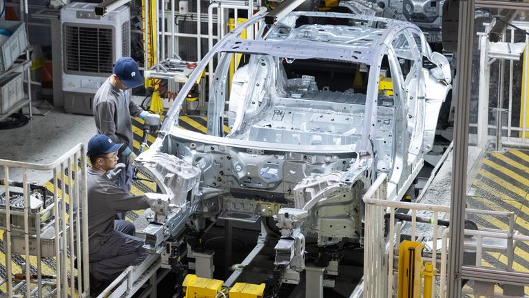 Arbeiter arbeiten an E-Autos am Fließband in der Fabrik des chinesischen Autoherstellers Nio.