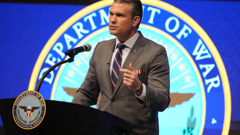 US-Verteidigungsminister Pete Hegseth spricht während des 4. jährlichen Northeast Indiana Defense Summit an der Purdue University Fort Wayne vor dem Schriftzug "Department of War". 