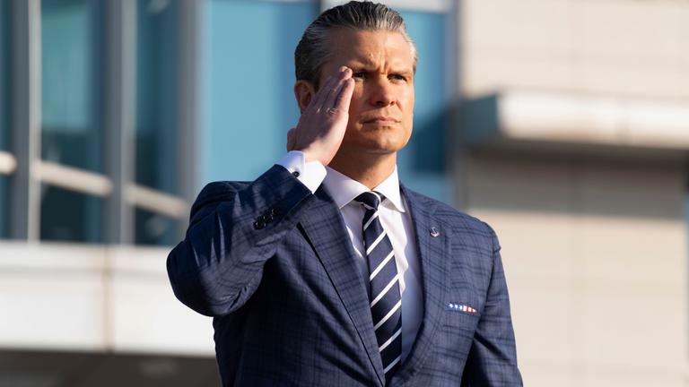 US-Verteidigungsminister Pete Hegseth salutiert, während er und der südkoreanische Verteidigungsminister Ahn Gyu-back am Dienstag, dem 4. November 2025, im Verteidigungsministerium in Seoul, Südkorea, eine Ehrenformation bei einer Begrüßungszeremonie vor dem 57. Sicherheitskonsultativtreffen (SCM) abschreiten.