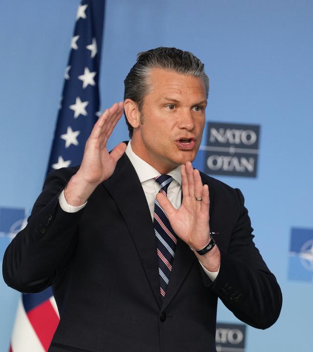18.06.2026, Belgien, Brüssel: Pete Hegseth, US-Verteidigungsminister, spricht bei einer Pressekonferenz anlässlich seiner Ankunft zu einem Treffen der NATO-Verteidigungsminister im NATO-Hauptquartier.