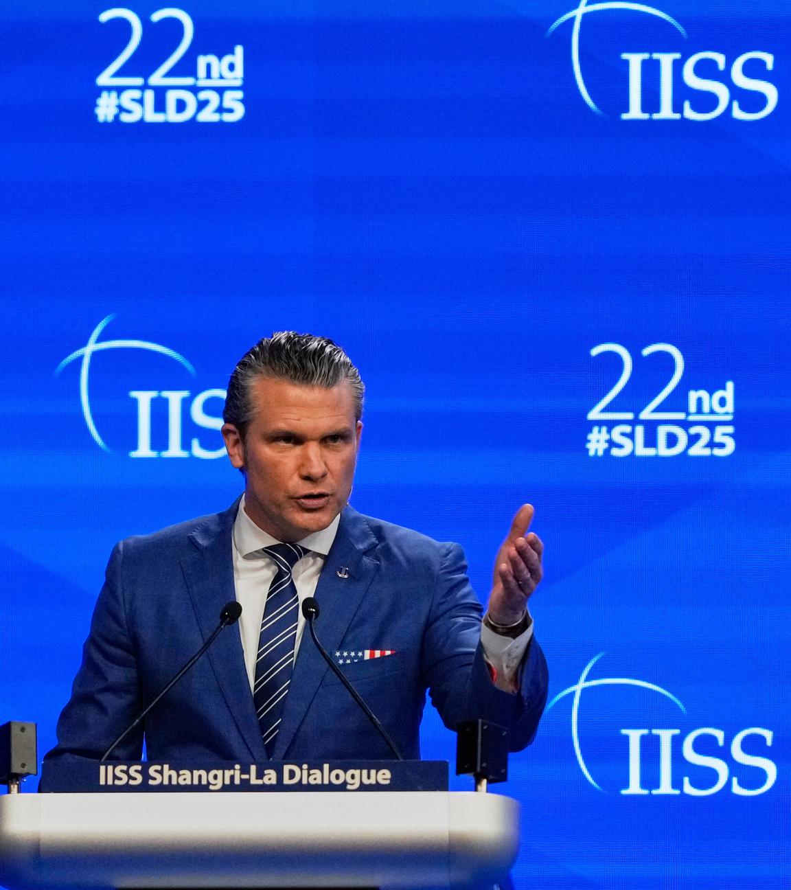 US-Verteidigungsminister Pete Hegseth hält seine Rede während des 22. Shangri-La-Dialogs in Singapur. 