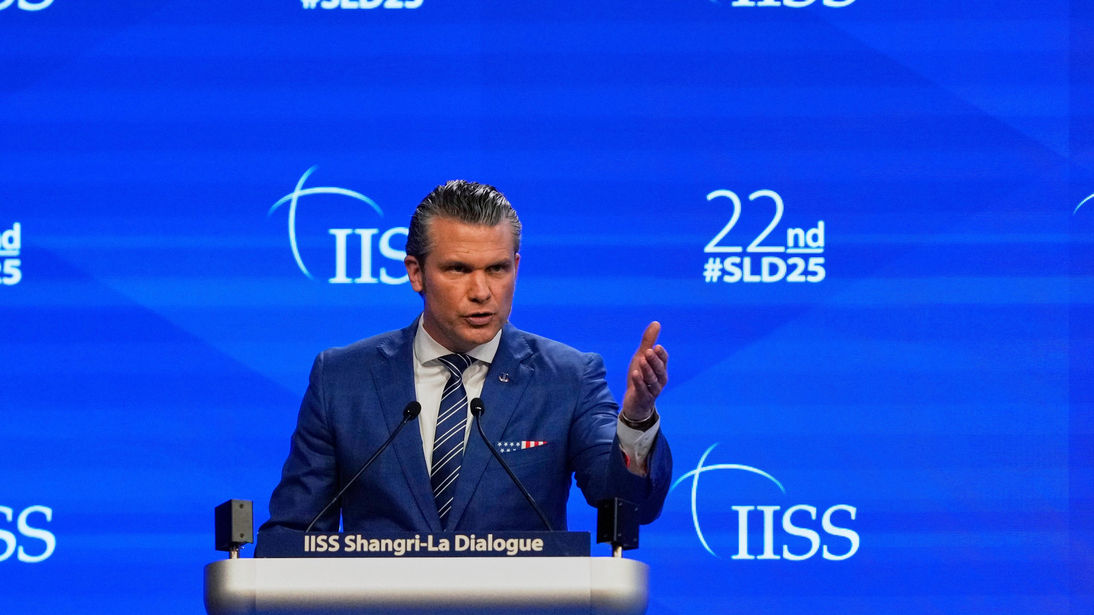 US-Verteidigungsminister Pete Hegseth hält seine Rede während des 22. Shangri-La-Dialogs in Singapur. 