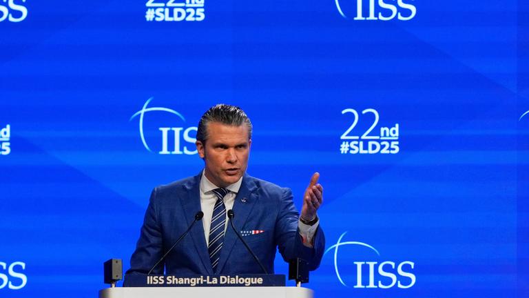 US-Verteidigungsminister Pete Hegseth hält seine Rede während des 22. Shangri-La-Dialogs in Singapur. 