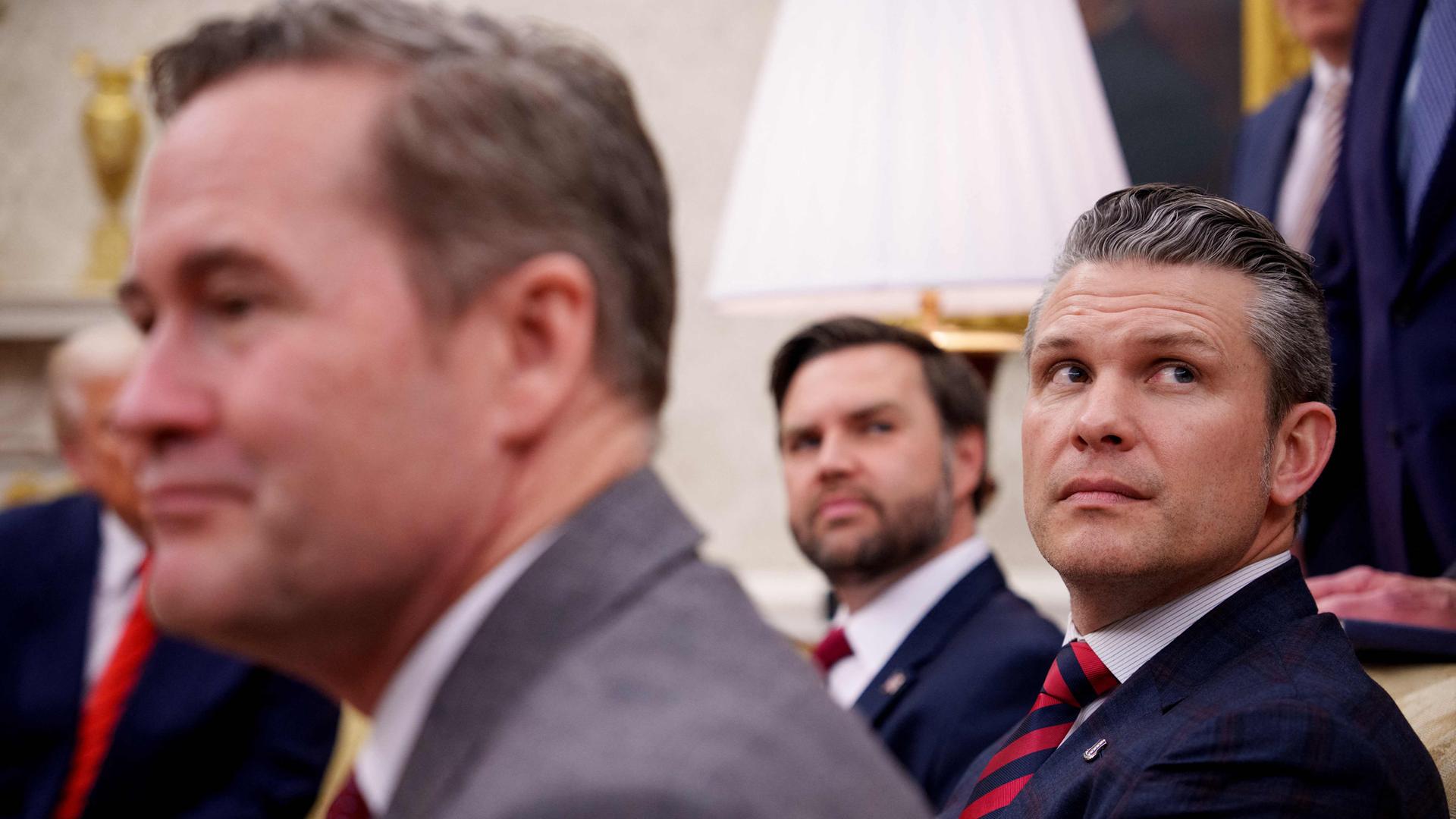 Pete Hegseth and Mike Waltz im Oval Office