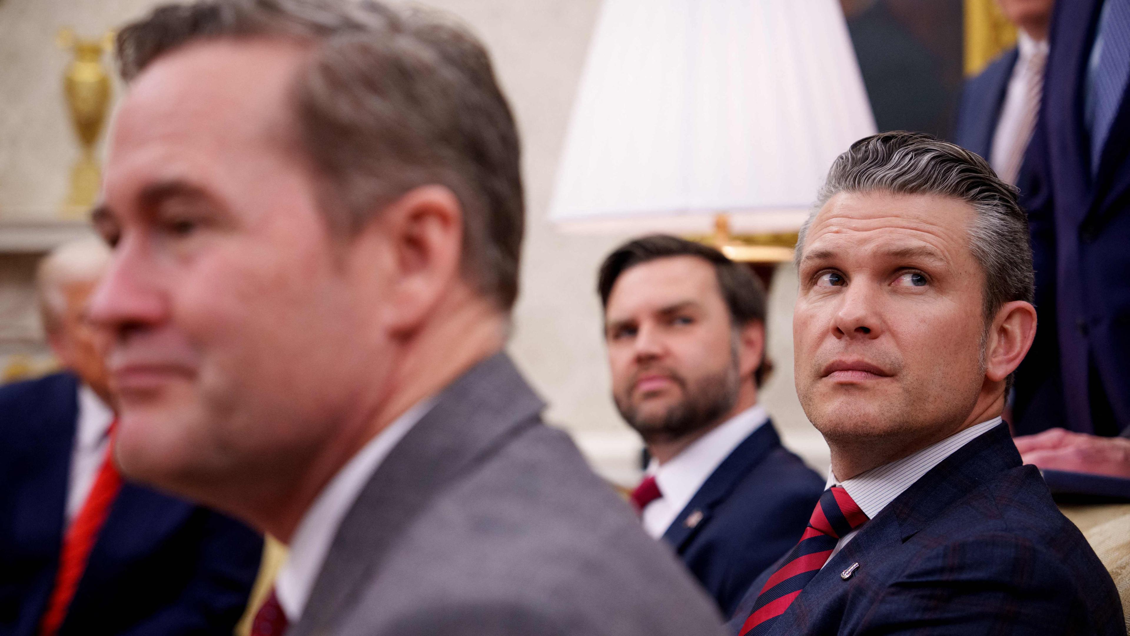 Pete Hegseth and Mike Waltz im Oval Office