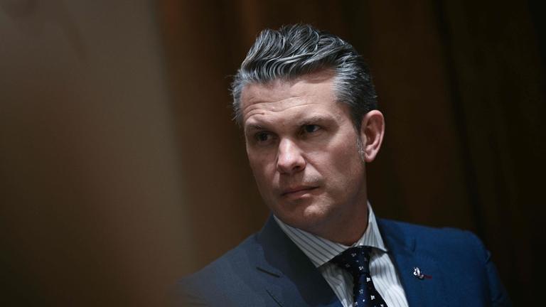 US-Verteidigungsminister Pete Hegseth im Cabinet Room des Weißen Hauses in Washington