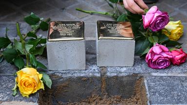 Zwei neue Stolpersteine werden im Stadtzentrum zum Gedenken an das Ehepaar Hubert und Lina Totzke verlegt.