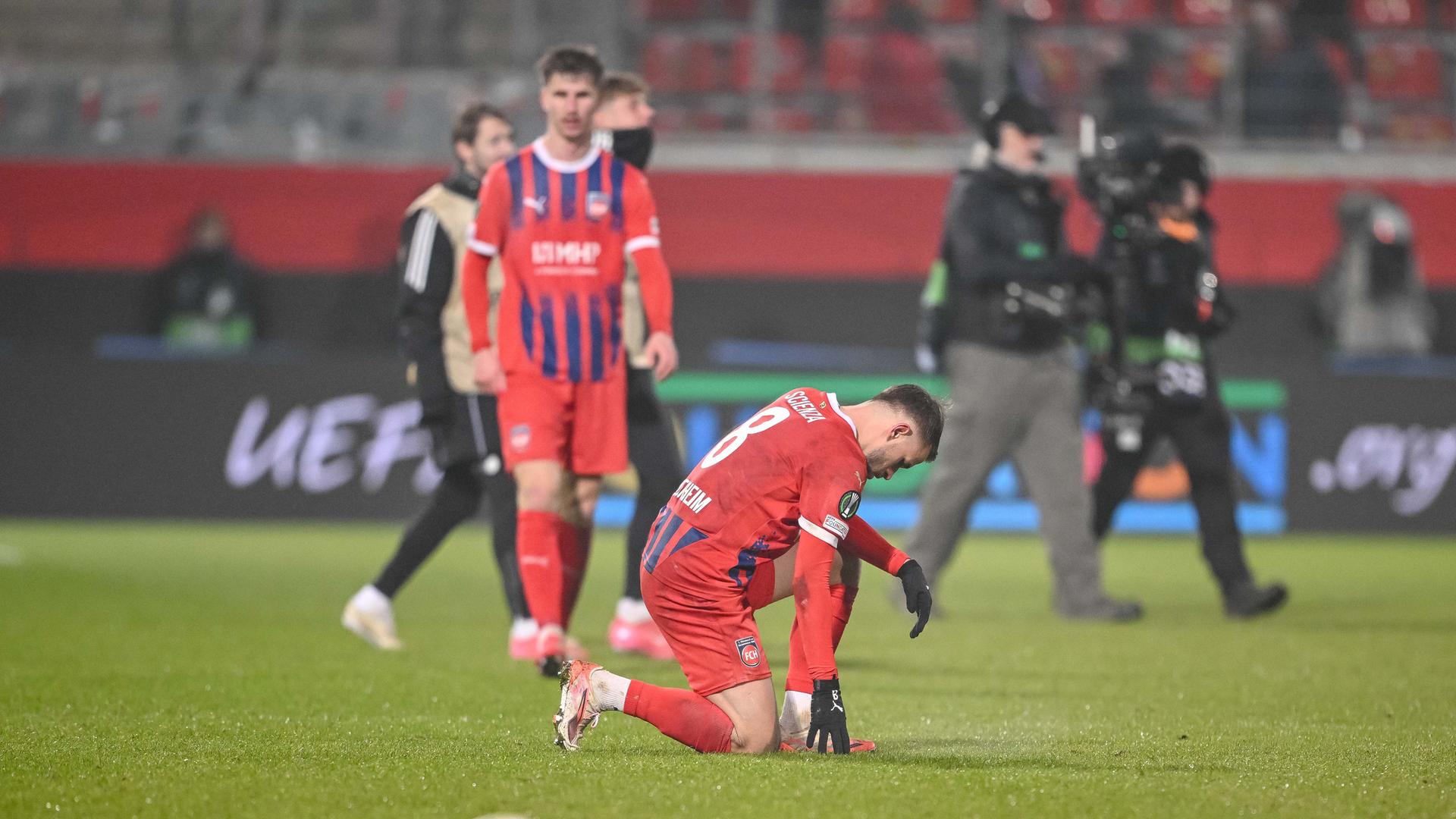 Enttäuschung be Heidenheims Jan Schöppner (l.) und Leonardo Scienza 