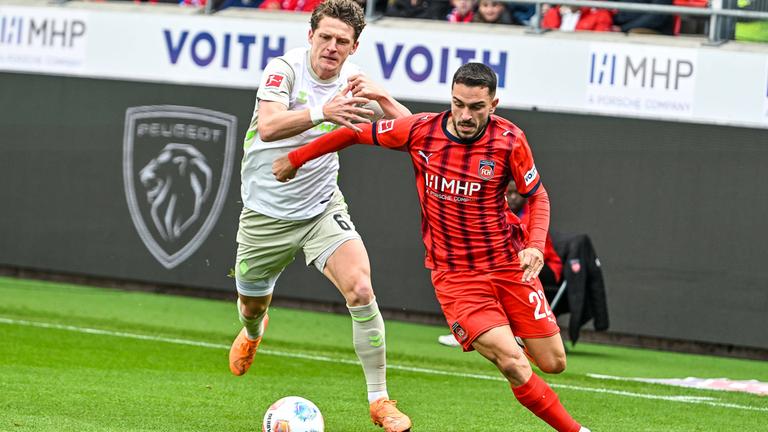 Jens Stage (Werder Bremen, 6) und Arijon Ibrahimovic (Heidenheim, 22) kämpfen. 