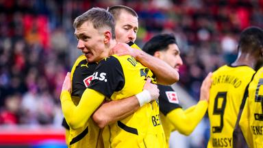 Dortmunds Maximilian Beier jubelt nach seinem Tor zum 0:2 mit Dortmunds Waldemar Anton.