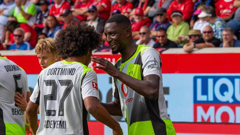 Karim Adeyemi (Dortmund) und Serhou Guirassy (Dortmund) jubeln.