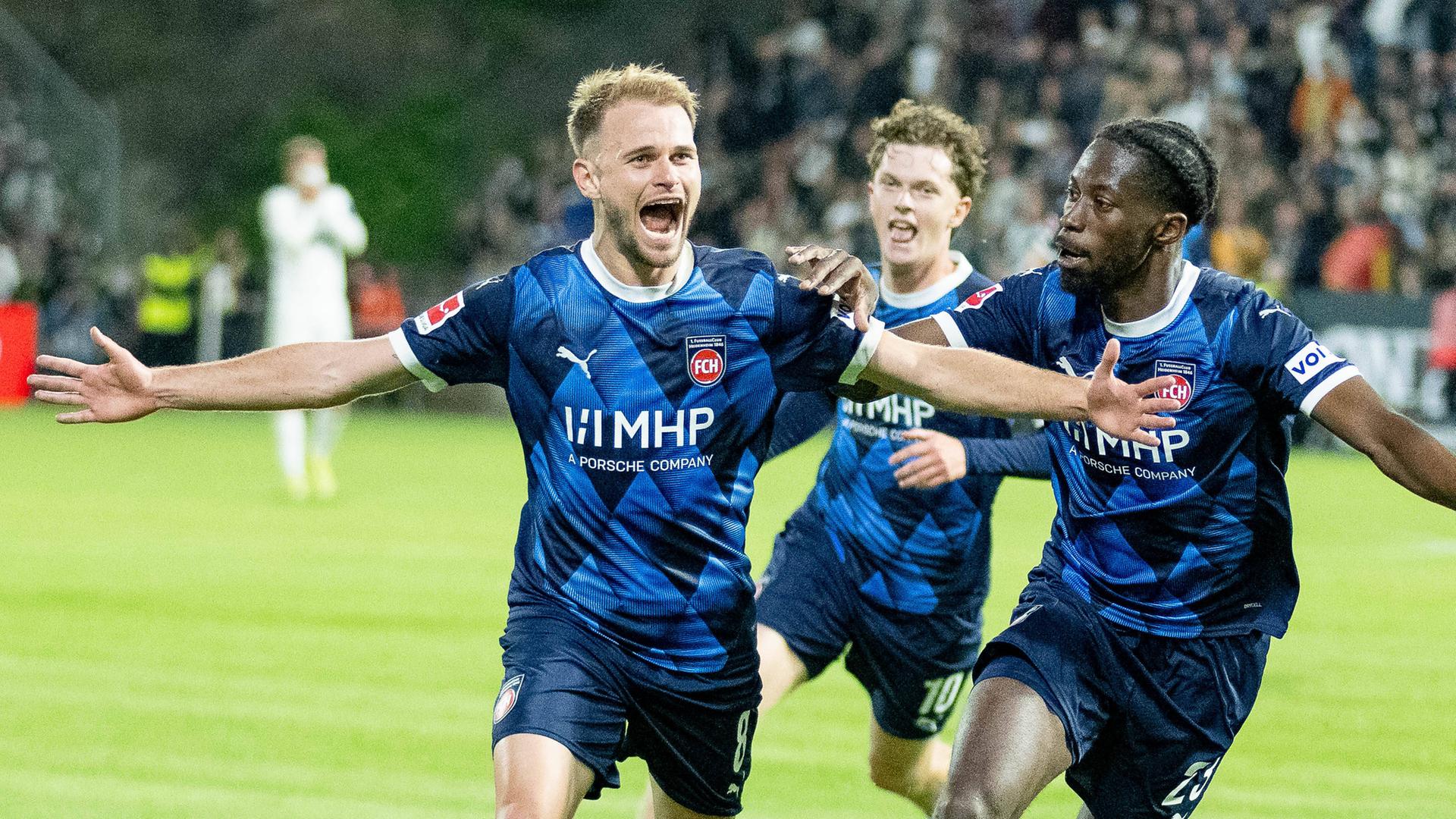 Heidenheims Spieler freuen sich über das 2:1 gegen Elversberg. Allen voran Torschütze Schienza, der sein Freude hinausschreit.