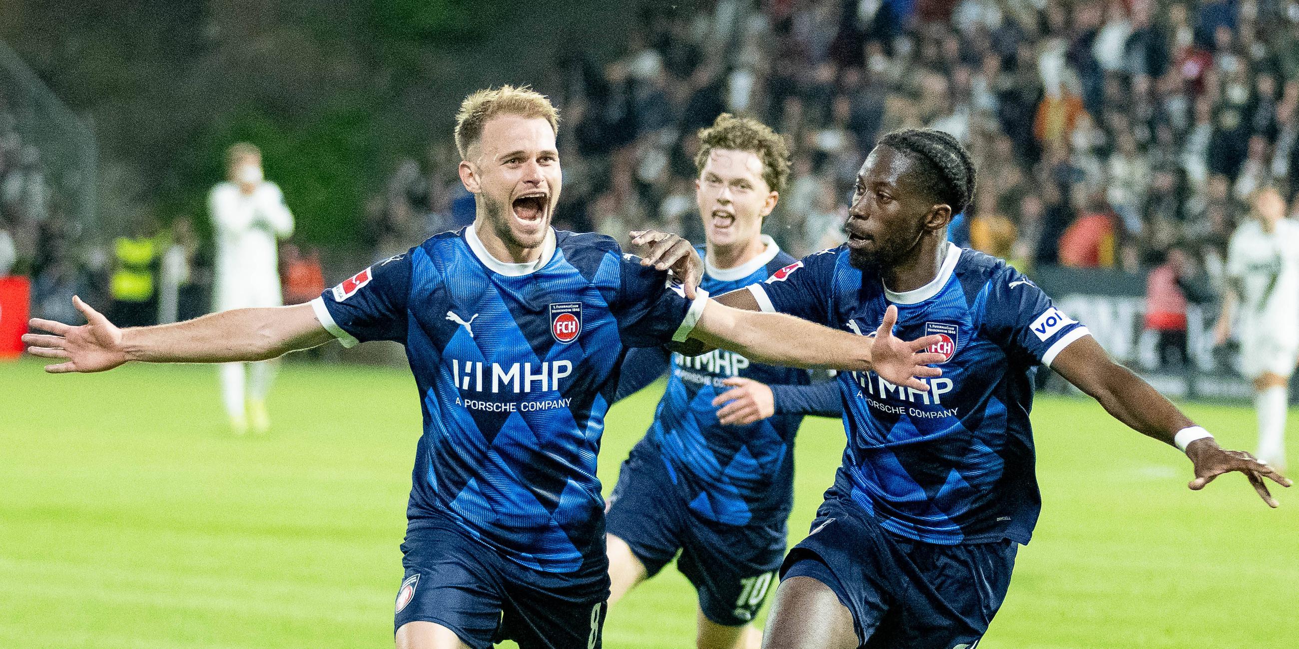 Heidenheims Spieler freuen sich über das 2:1 gegen Elversberg. Allen voran Torschütze Schienza, der sein Freude hinausschreit.