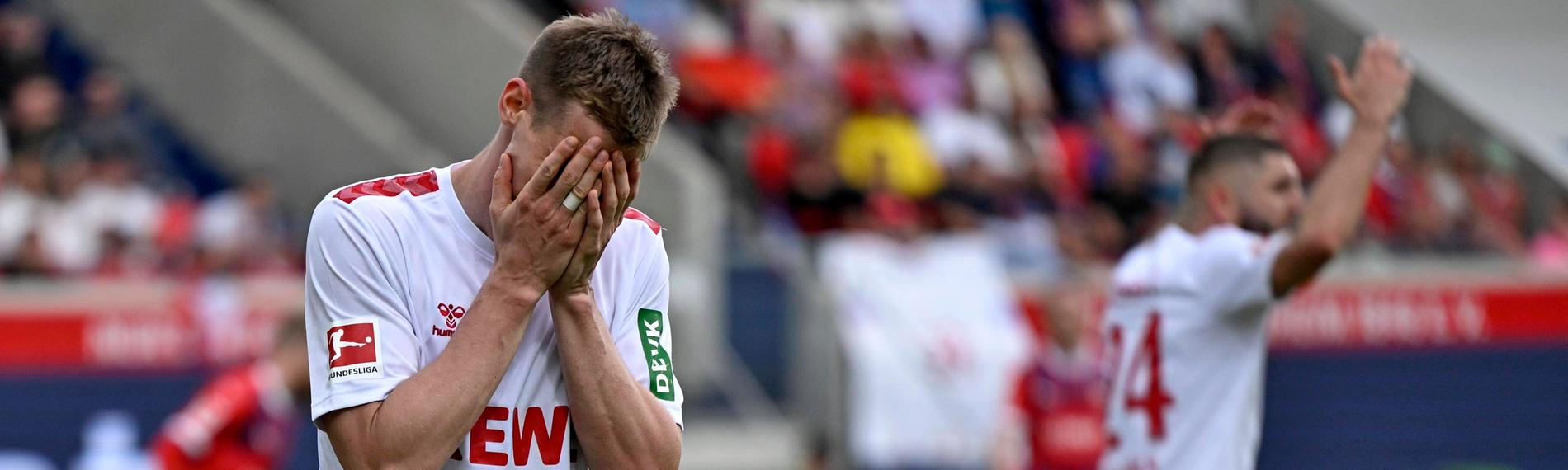 Kölns Steffen Tiggs schlägt die Hände vors Gesicht beim Spiel gegen Heidenheim am 18.05.2024.