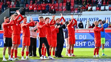 Spieler des 1. FC Heidenheim applaudieren den Fans nach dem spiel gegen Mainz 05.