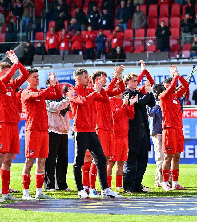 Spieler des 1. FC Heidenheim applaudieren den Fans nach dem spiel gegen Mainz 05.