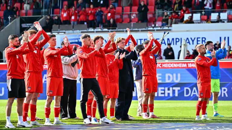 Spieler des 1. FC Heidenheim applaudieren den Fans nach dem spiel gegen Mainz 05.