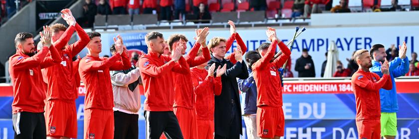 Spieler des 1. FC Heidenheim applaudieren den Fans nach dem spiel gegen Mainz 05.