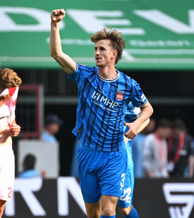 Mittelfeldspieler Jan Schöppner vom 1. FC Heidenheim jubelt nach seinem Treffer zum 1:0 beim 1. FC Köln.