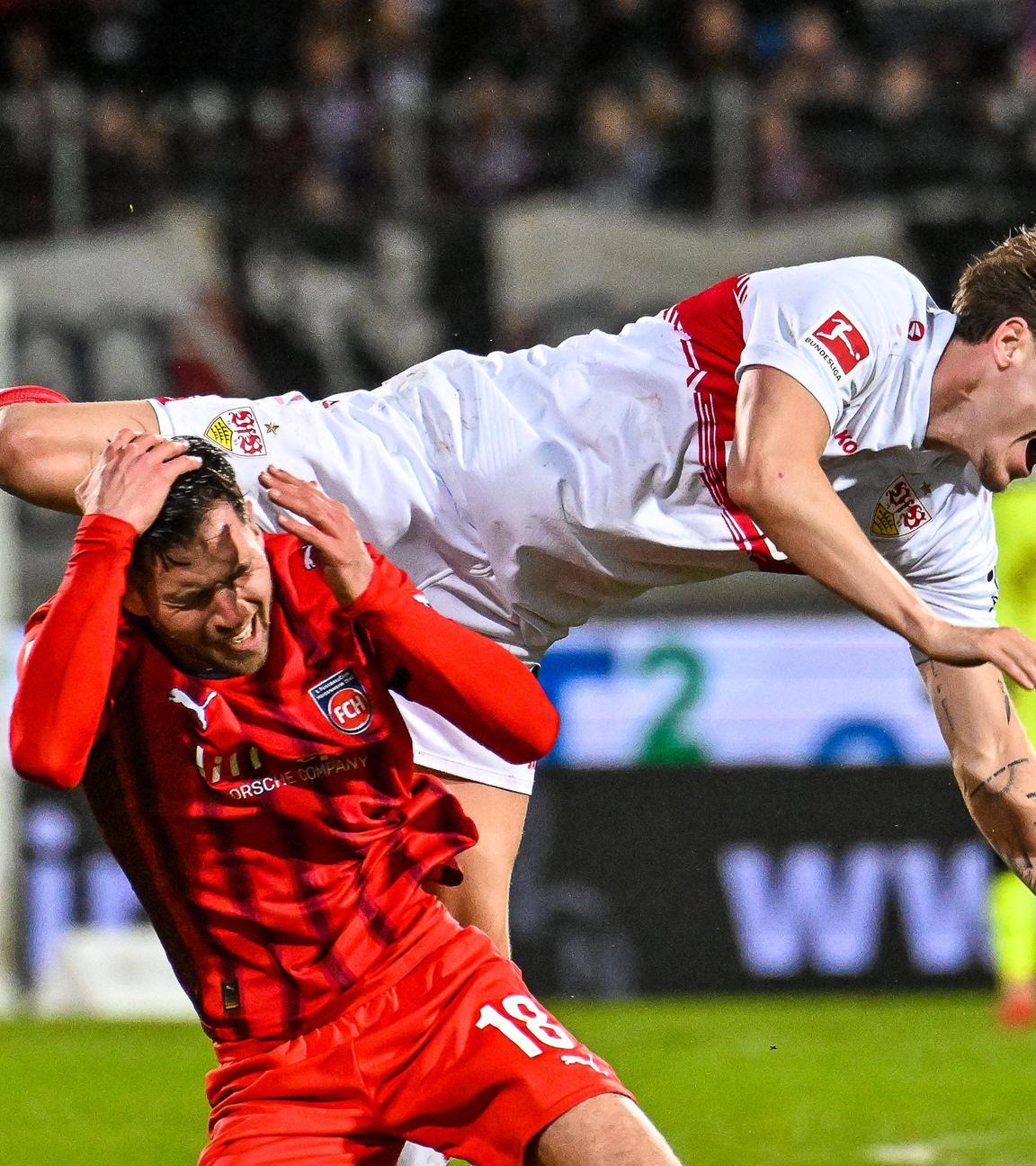 Marvin Pieringer (Heidenheim) und Ramon Hendriks (Stuttgart) kämpfen. 