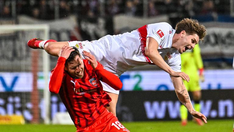 Marvin Pieringer (Heidenheim) und Ramon Hendriks (Stuttgart) kämpfen. 