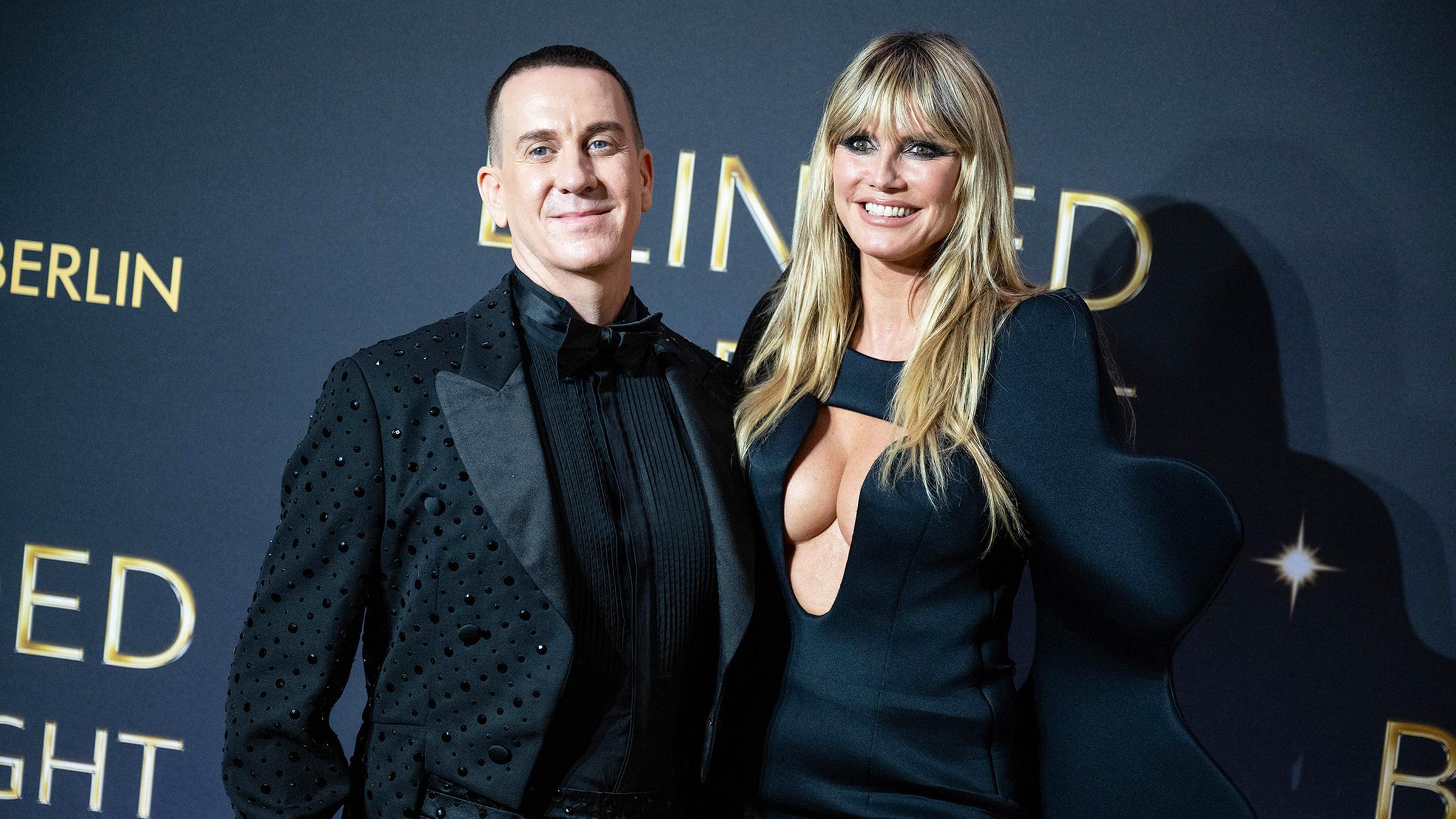 Heidi Klum und Jeremy Scott nebeneinander auf einer Show-Premiere in Berlin.