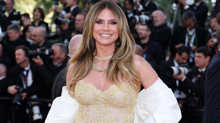 Heidi Klum vor einer Menge Fotografen