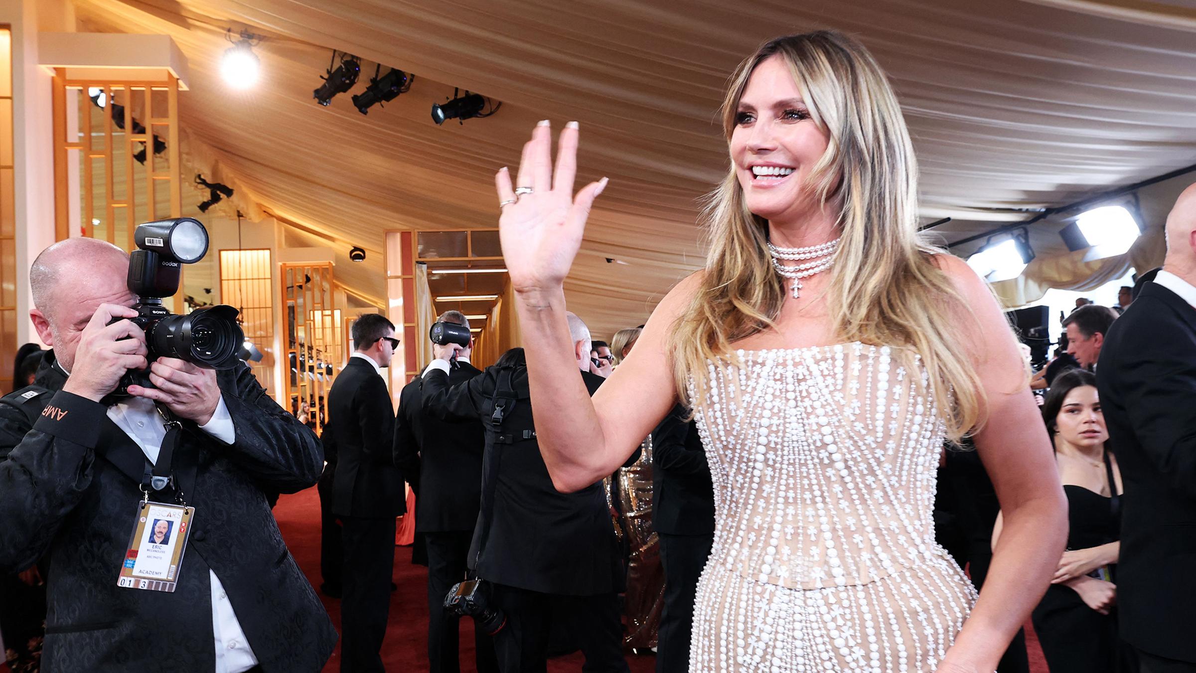 Ein Küsschen von Heidi Klum für die Fotografen auf dem roten Teppich bei den Oscars 2026.