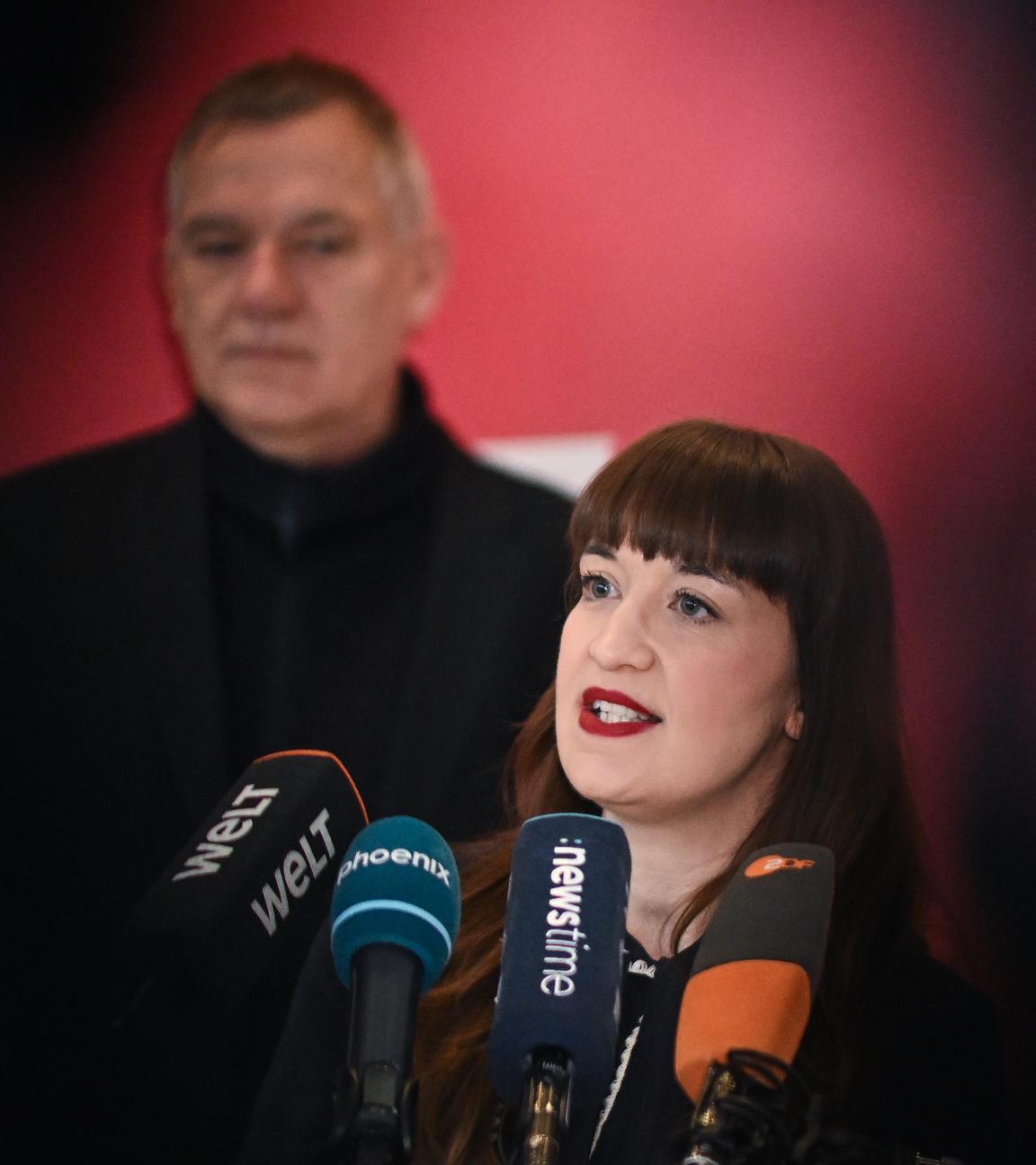 09.01.2026, Berlin: Jan van Aken (l), Parteivorsitzender der Partei Die Linke, und Heidi Reichinnek, Fraktionsvorsitzende der Partei Die Linke, sprechen zu Journalisten nach der Jahresauftaktklausur der Bundestagsfraktion Die Linke. 