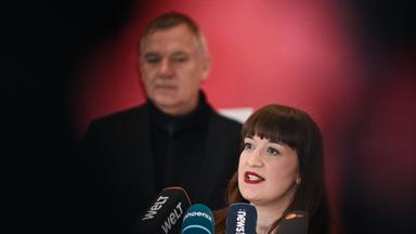 09.01.2026, Berlin: Jan van Aken (l), Parteivorsitzender der Partei Die Linke, und Heidi Reichinnek, Fraktionsvorsitzende der Partei Die Linke, sprechen zu Journalisten nach der Jahresauftaktklausur der Bundestagsfraktion Die Linke. 
