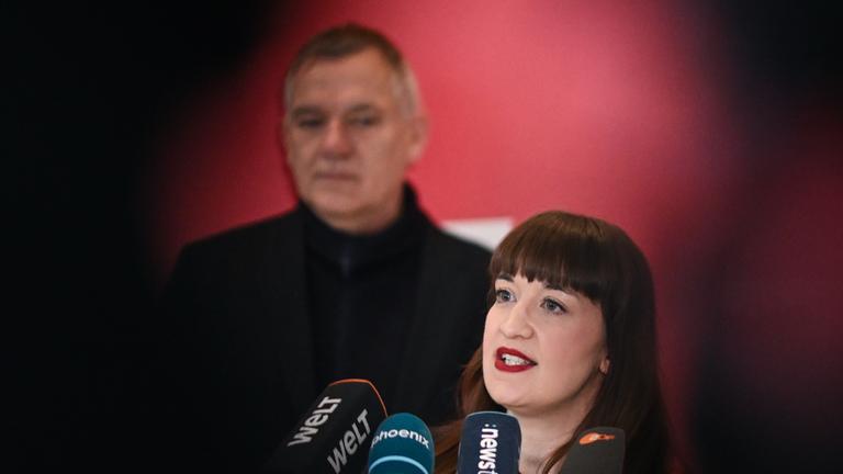 09.01.2026, Berlin: Jan van Aken (l), Parteivorsitzender der Partei Die Linke, und Heidi Reichinnek, Fraktionsvorsitzende der Partei Die Linke, sprechen zu Journalisten nach der Jahresauftaktklausur der Bundestagsfraktion Die Linke. 