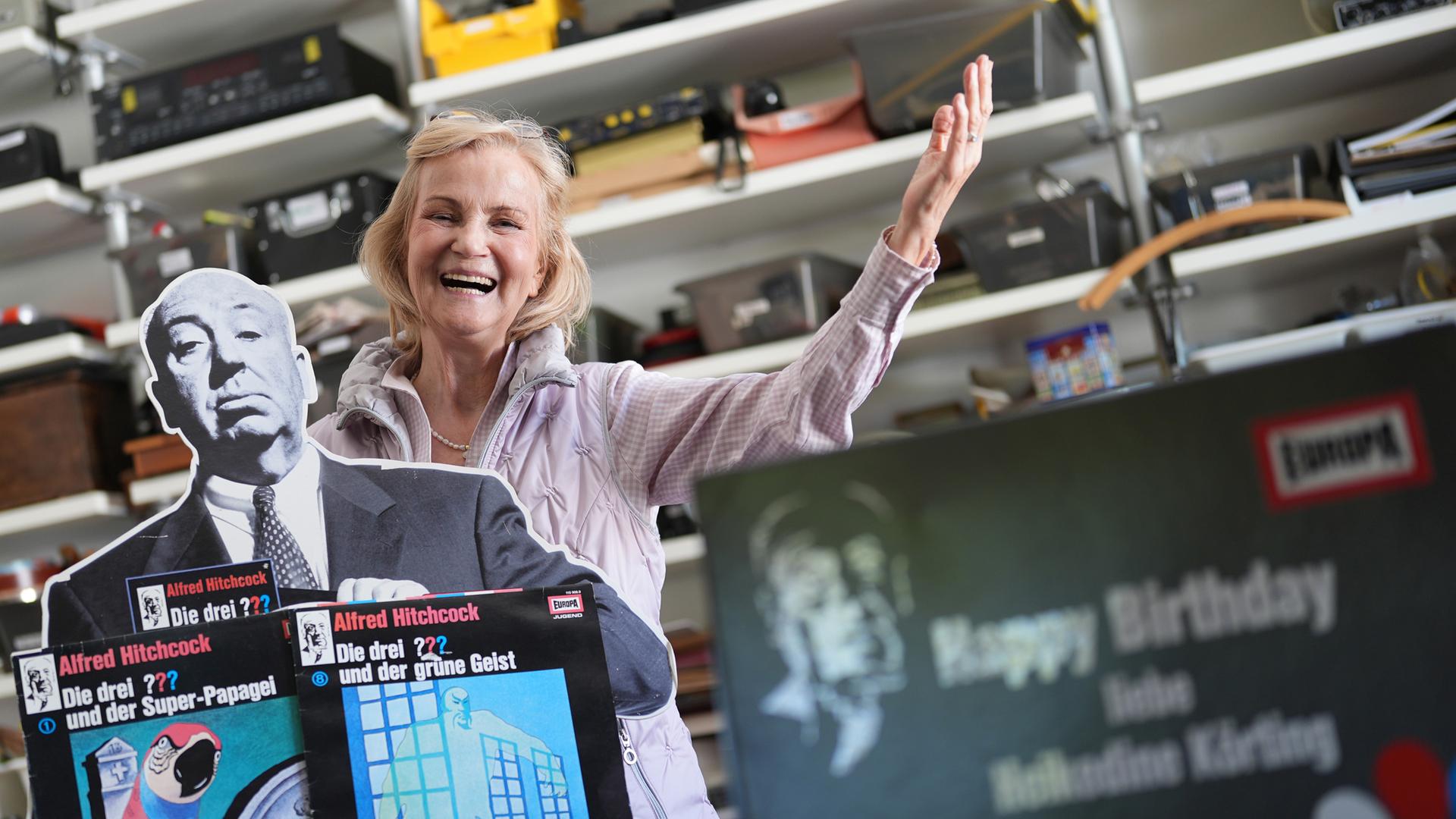 Heikedine Körting, Hörspielregisseurin und Chefin des Audiolabels Europa, steht neben einem Pappaufsteller mit dem Konterfei von Alfred Hitchcock im Geräuschearchiv in der Villa in der Rothenbaumchaussee