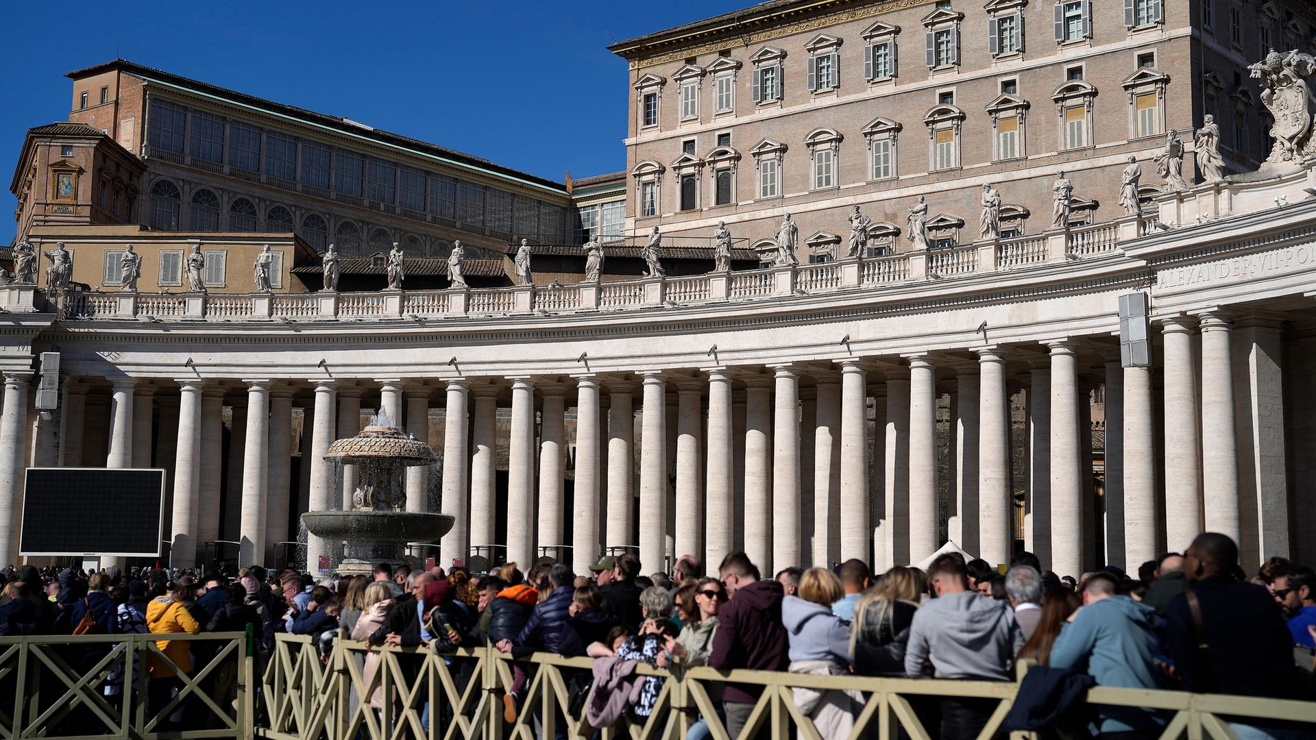 Gläubige warten unter dem geschlossenen Fenster des Apostolischen Palastes im Vatikan.