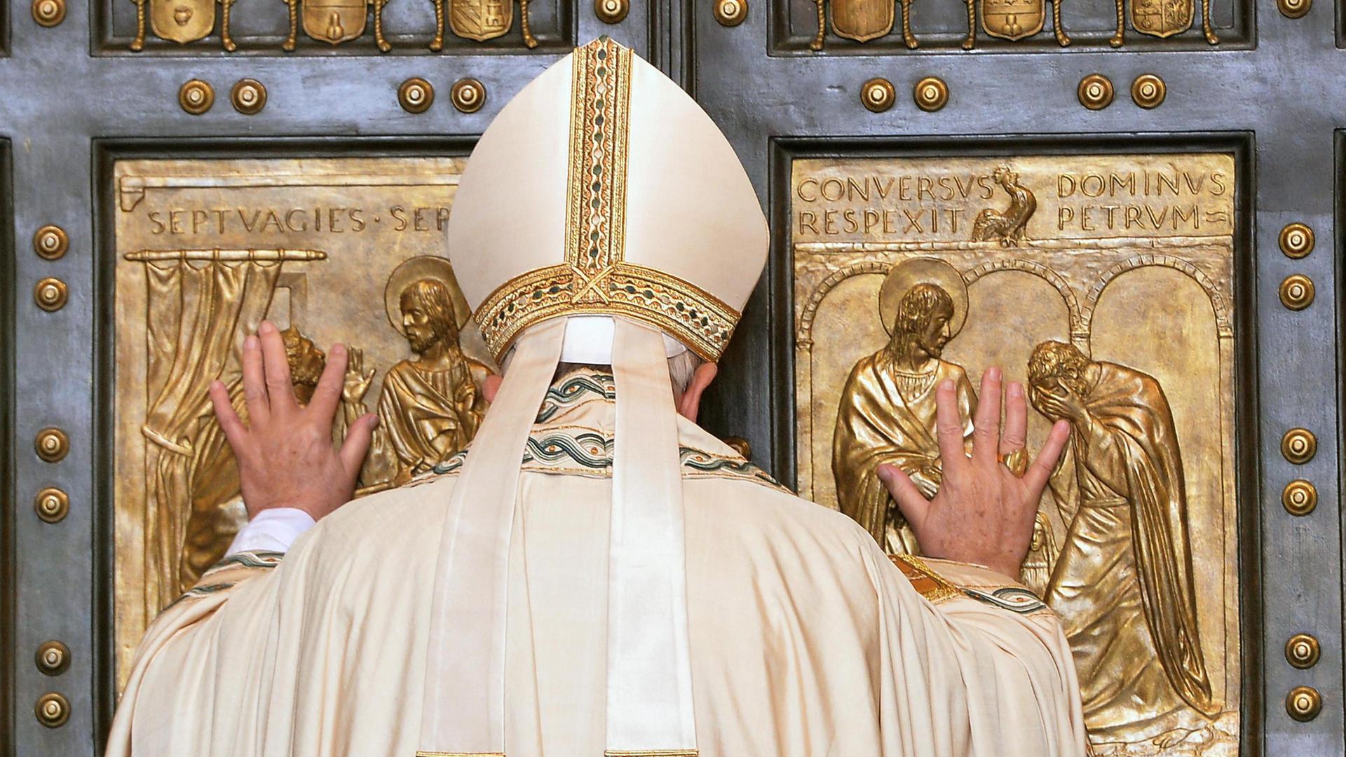 Papst Franziskus öffnet zum Heiligen Jahr der Barmherzigkeit 2016 die Heilige Pforte des Petersdoms.