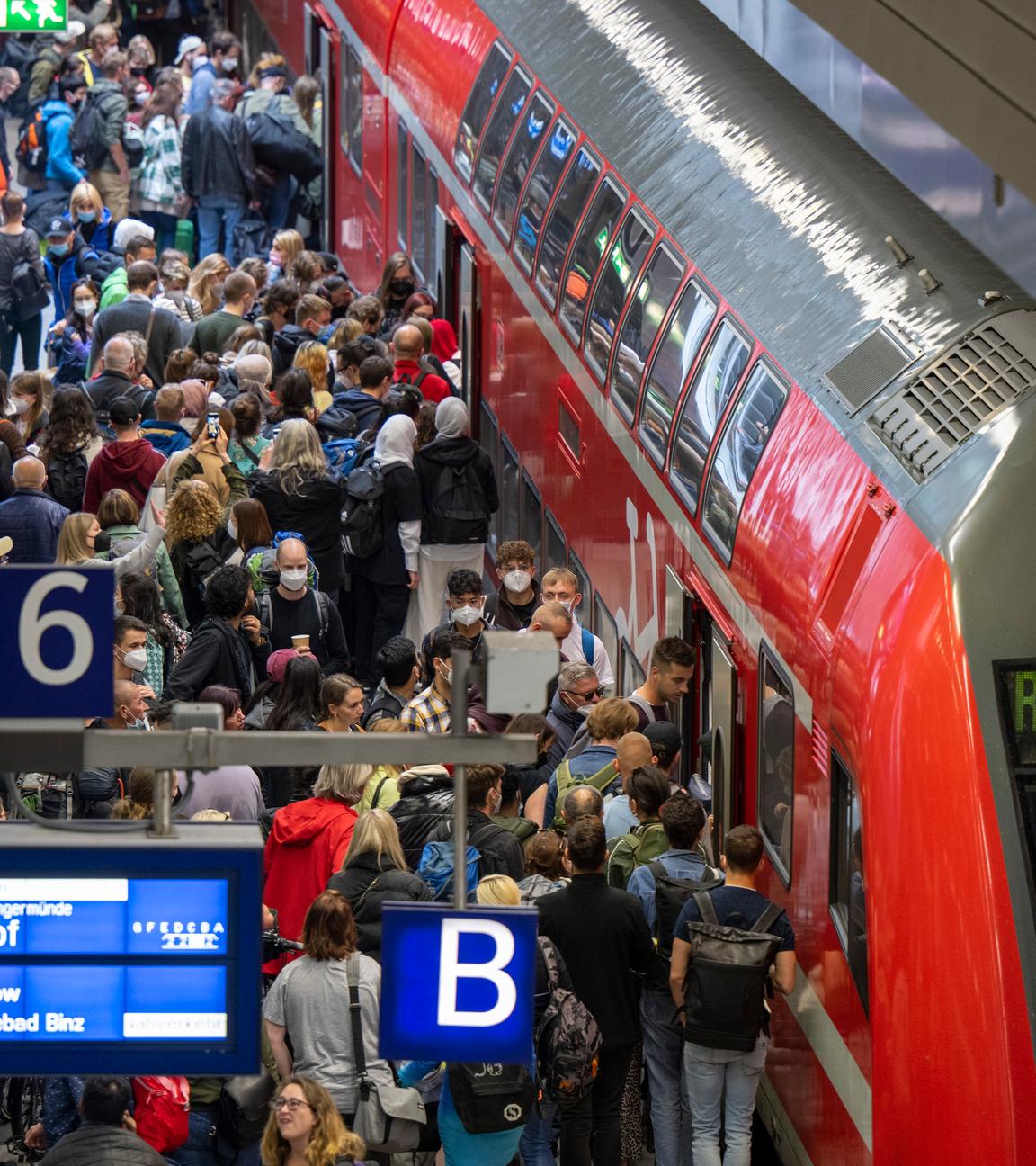 Zahlreiche Menschen steigen am Hauptbahnhof in den Regionalzug 