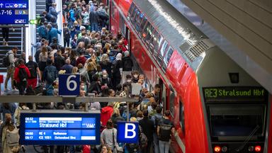 Zahlreiche Menschen steigen am Hauptbahnhof in den Regionalzug 