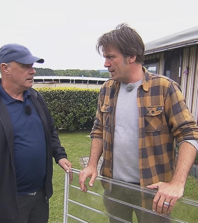 Mick Wewers hilft einem Camper.