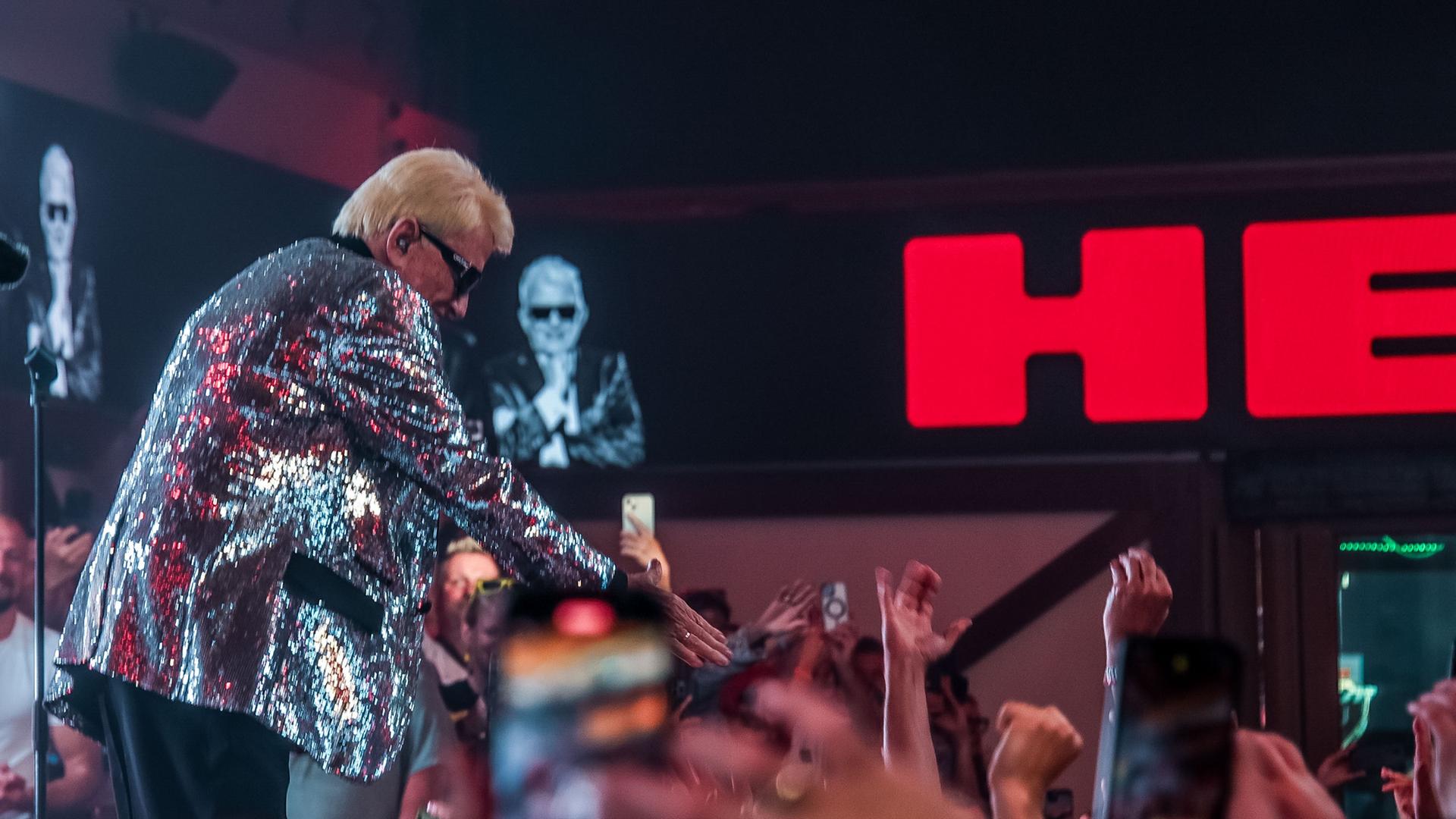 Heino bei seinem erstem Auftritt im Bierkönig auf Mallorca