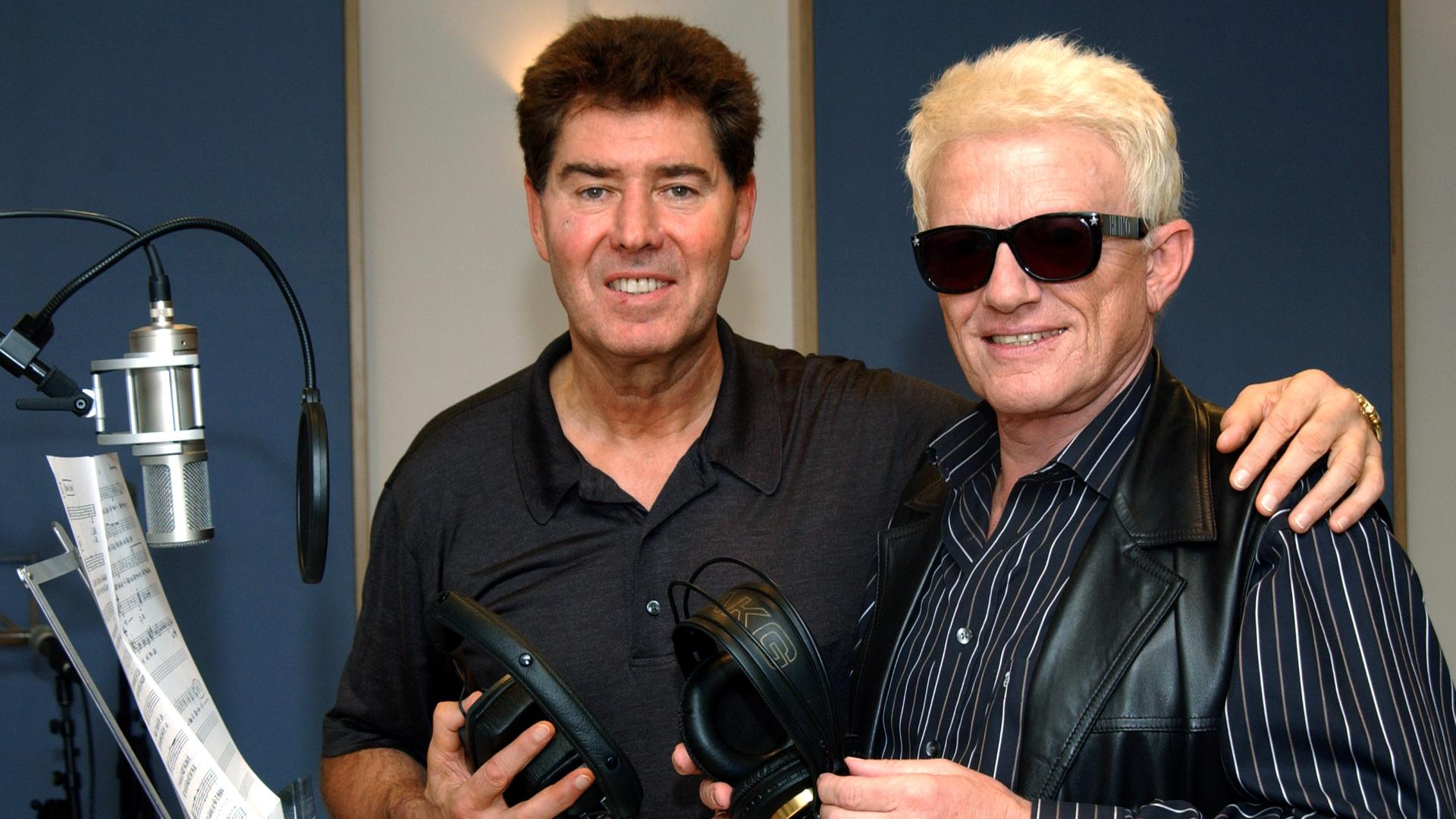 Archiv:  Der Volkssänger Heino (r) und der Plattenproduzent Jack White stehen am Montag (11.09.2006) in einem Studio in Frechen bei Köln. 