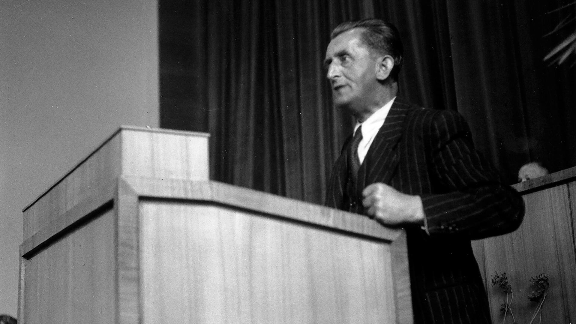 Heinz Renner (KPD) am Rednerpult in der Pädagogischen Akademie in Bonn am 10.05.1949