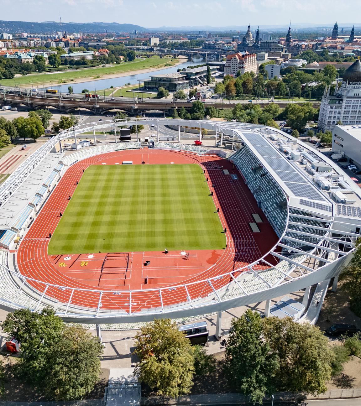 Sonne scheint auf das Heinz-Steyer-Stadion im Sportpark Ostra nahe der Altstadt an der Elbe.