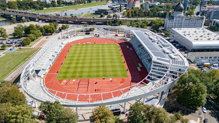 Sonne scheint auf das Heinz-Steyer-Stadion im Sportpark Ostra nahe der Altstadt an der Elbe.