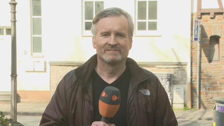Ein Schaltgespräch mit ZDF-Reporter Christopher Heinze.