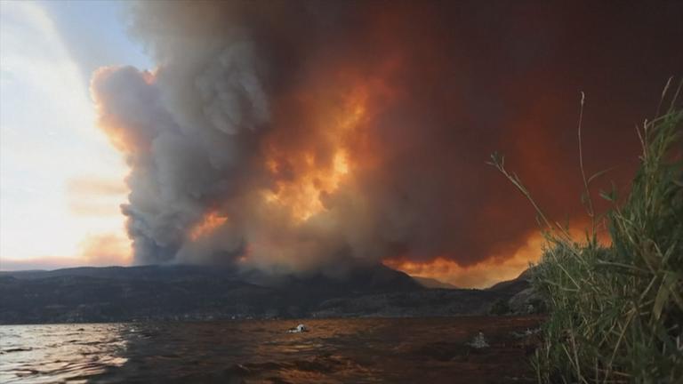 Auf dem Bild sieht man wie ein Vulkan ausbricht.