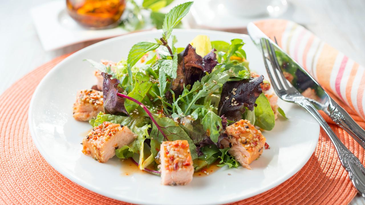 Heißgeräucherter Lachs mit Pfefferkruste mit mariniertem Salat