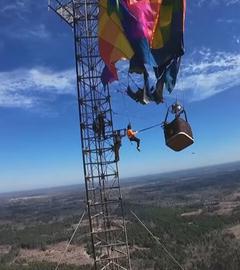 Ein Heißluftballon hängt an einem Funkmast fest. 